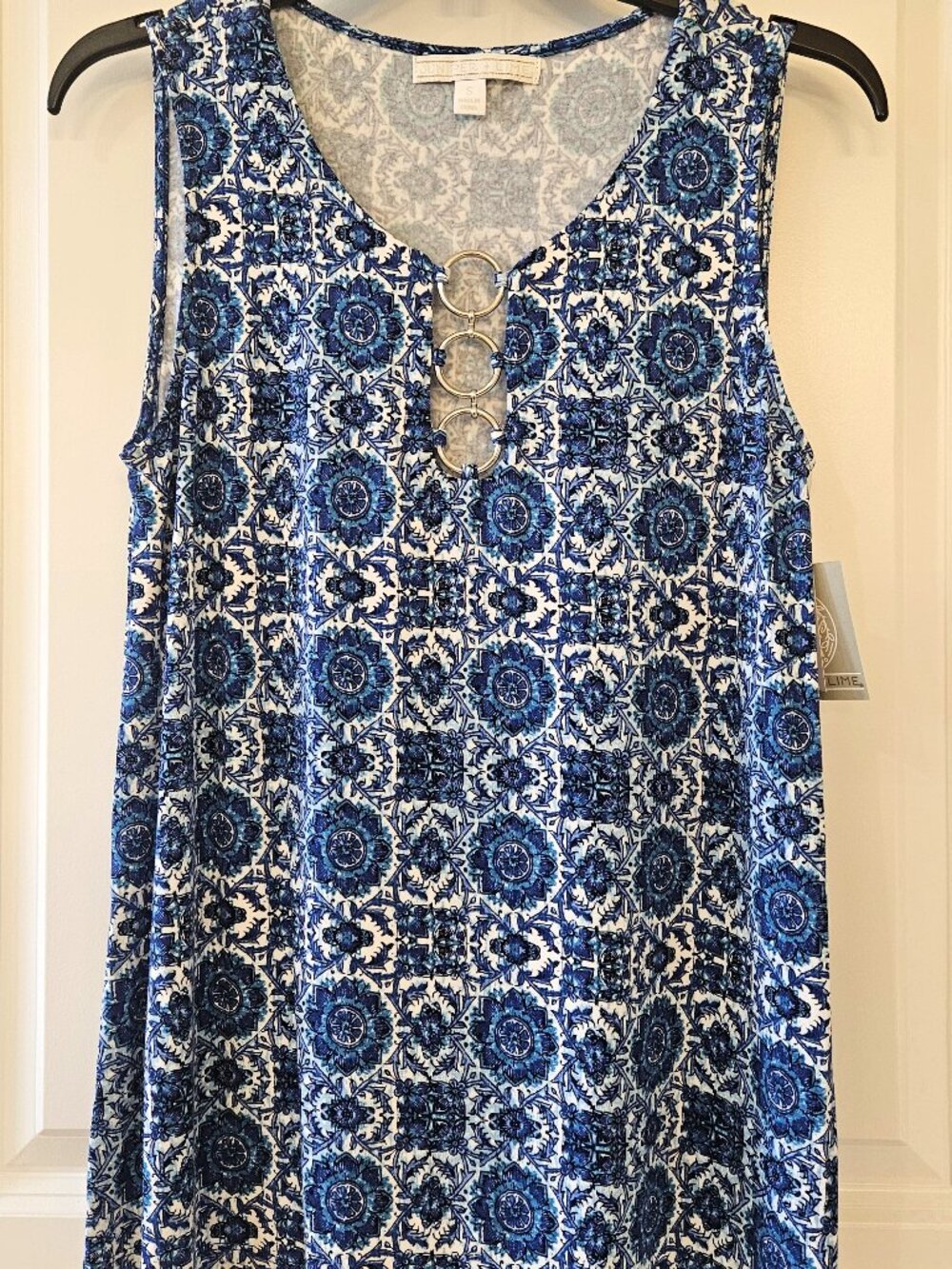 NWT Juniper + Lime Blue White Floral Sleeveless Top Ring Detail S